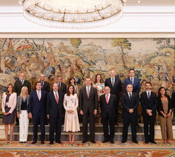 Fotografía de grupo de Sus Majestades los Reyes junto a la comisión ejecutiva de la alianza 